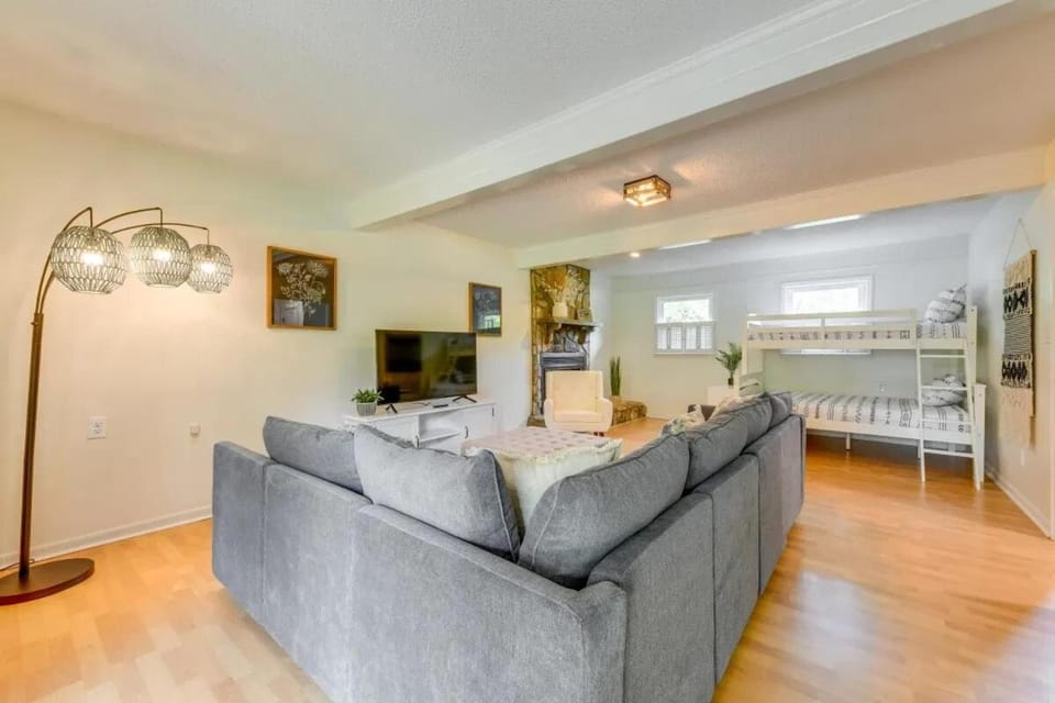 Bed, TV and multimedia, Living room, Seating area