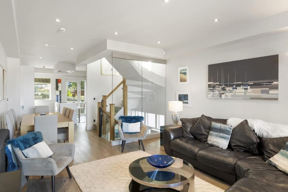 Bright & Modern Townhouse Private Parking House in Newquay