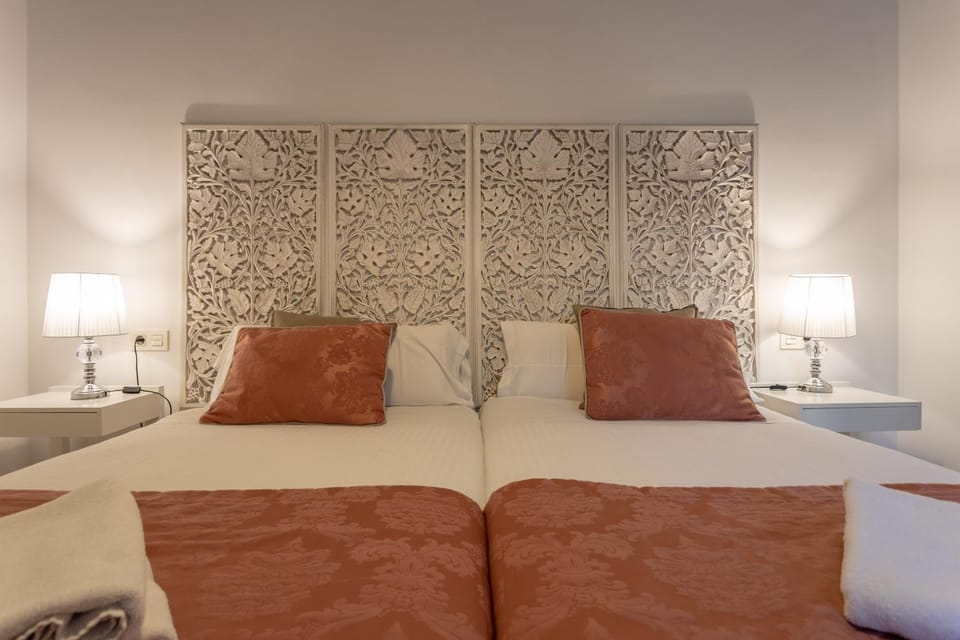 Bed, Photo of the whole room, Decorative detail
