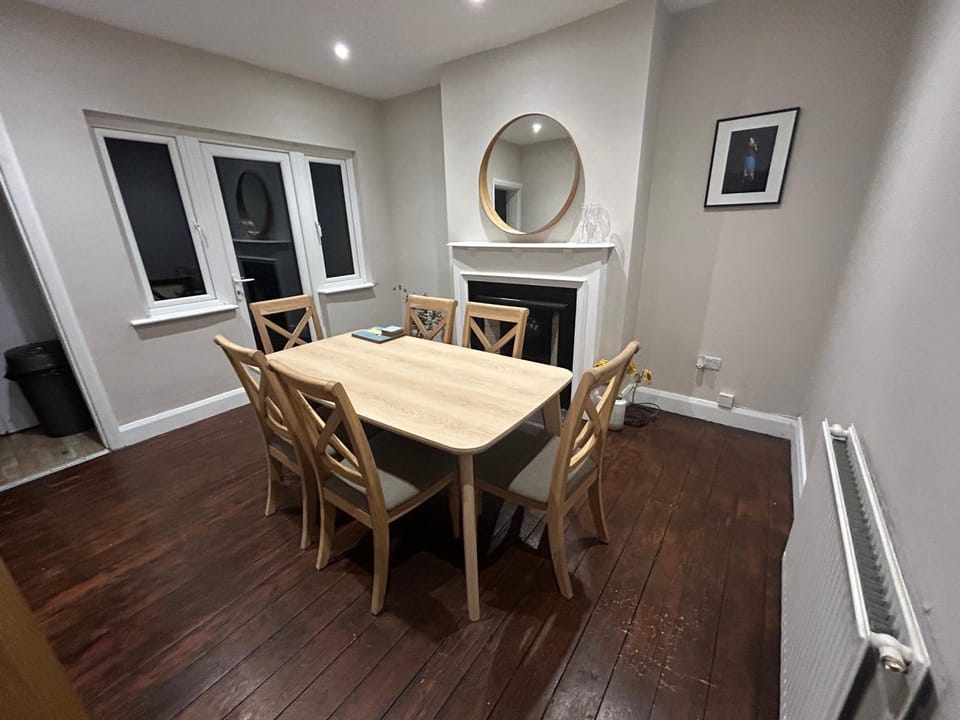 Leigh On Sea -Broadway-Two Bed with Garden Apartment in Southend-on-Sea