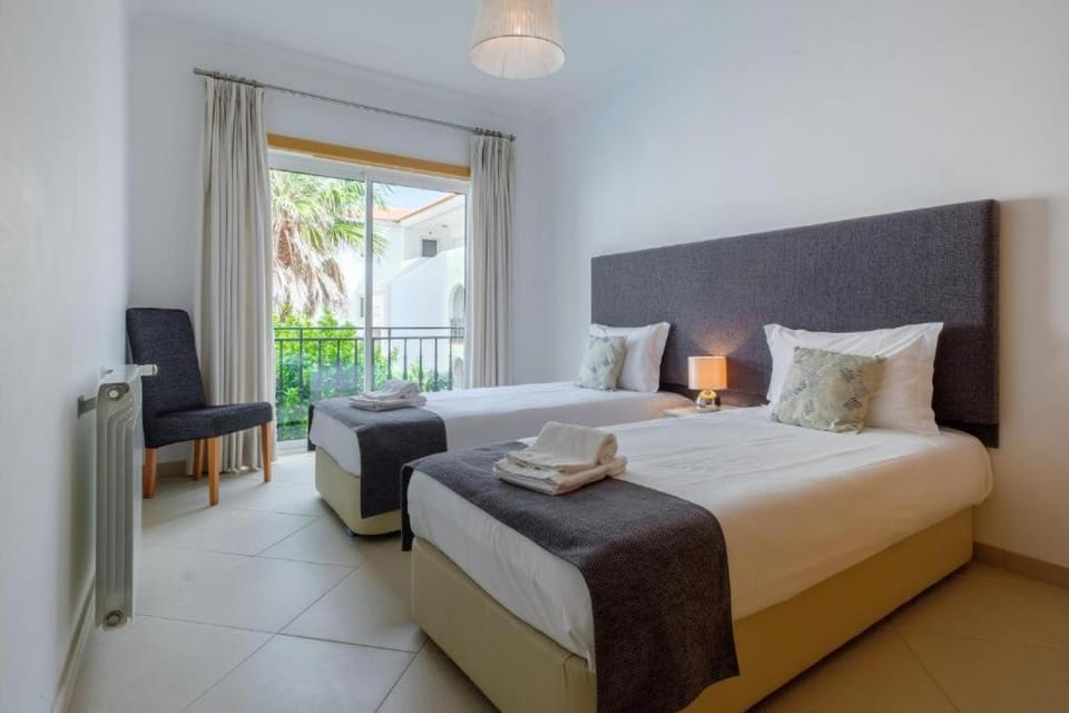 Bed, Bedroom, heating, towels