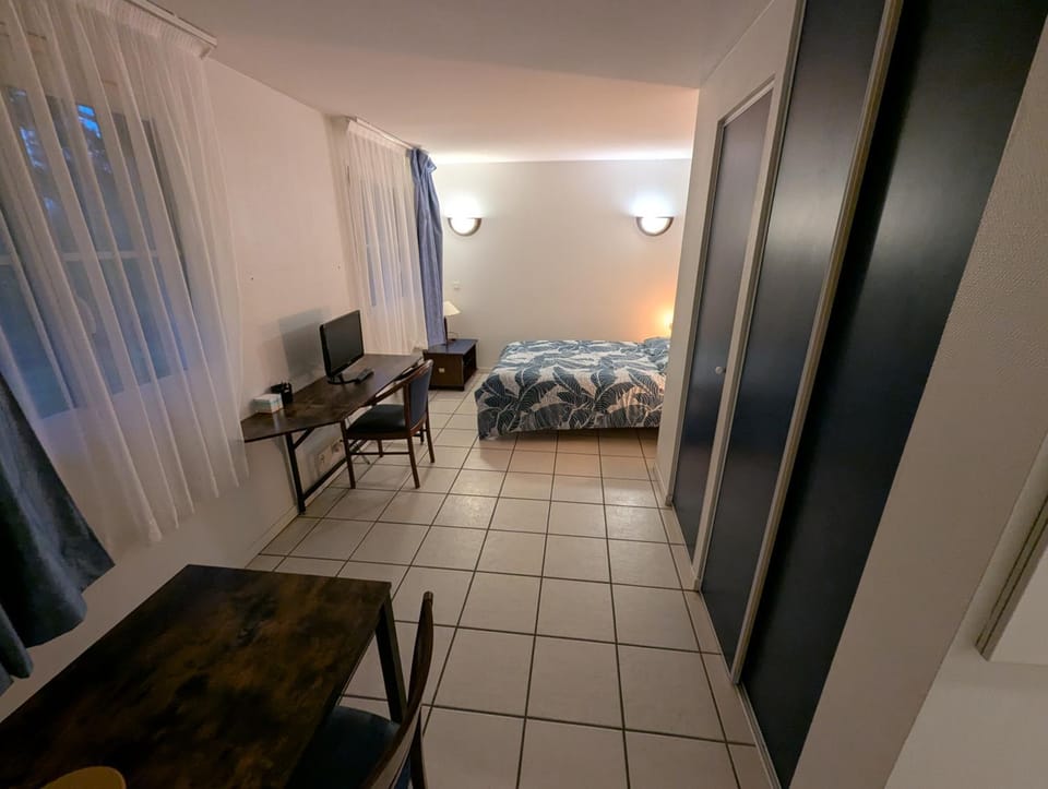 Bed, Living room, Photo of the whole room, Seating area