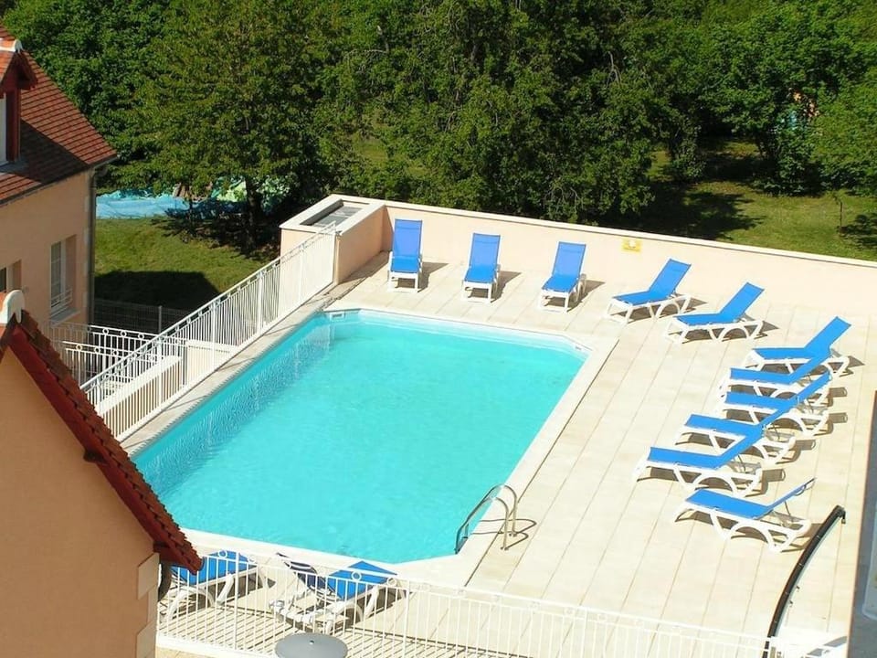 Swimming pool, sunbed