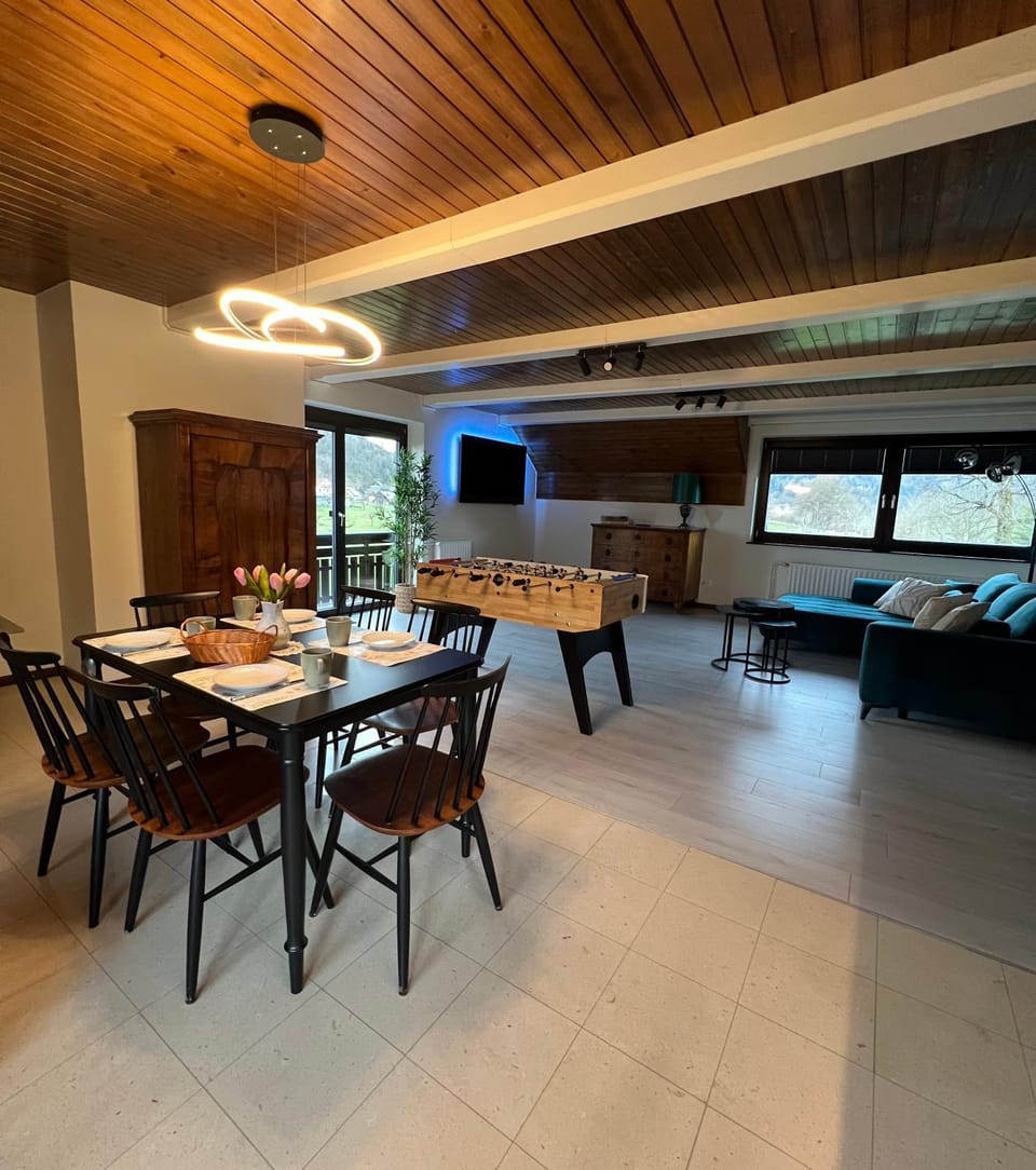 Communal lounge/ TV room, TV and multimedia, Living room, Seating area, Dining area, Evening entertainment