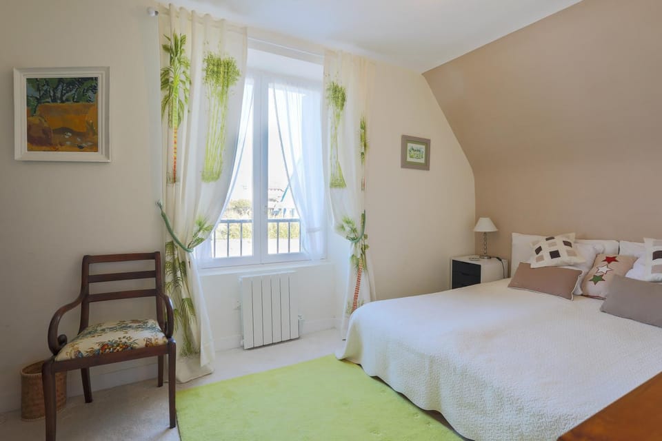 Property building, Living room, Bedroom