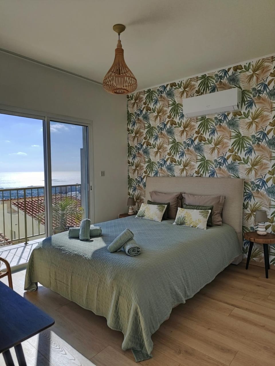 Bed, Natural landscape, Photo of the whole room, Bedroom
