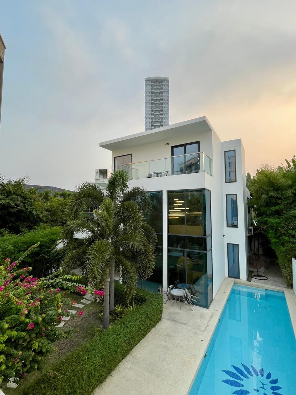 Property building, Day, Garden, Garden view, Pool view, Swimming pool, sunbed