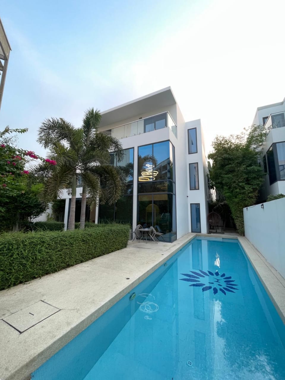 Property building, Day, Pool view, Swimming pool