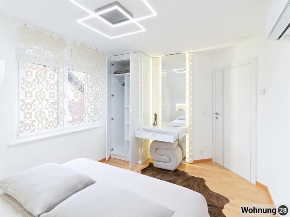 Photo of the whole room, Bedroom, wardrobe