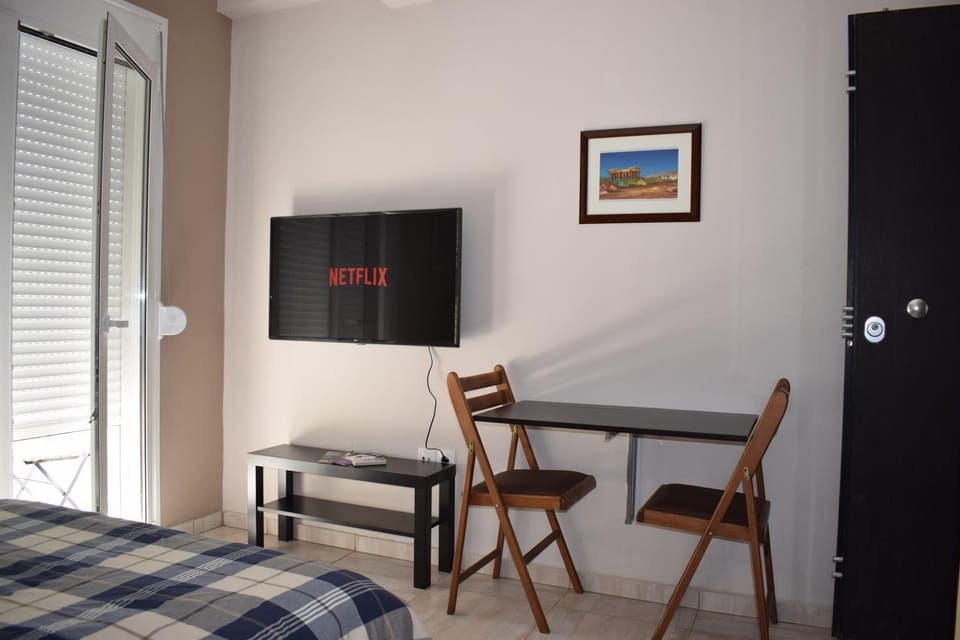 TV and multimedia, Photo of the whole room, Bedroom