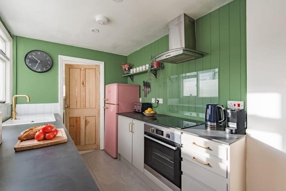 Kitchen or kitchenette, oven, pet friendly, toaster