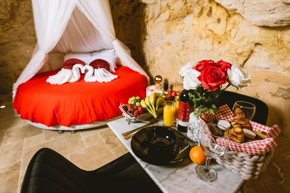 Bed, Food and drinks, Photo of the whole room, Bedroom