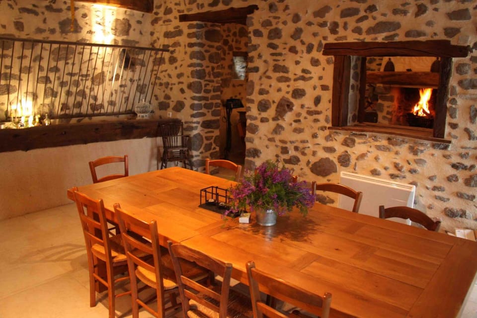 Dining area, fireplace