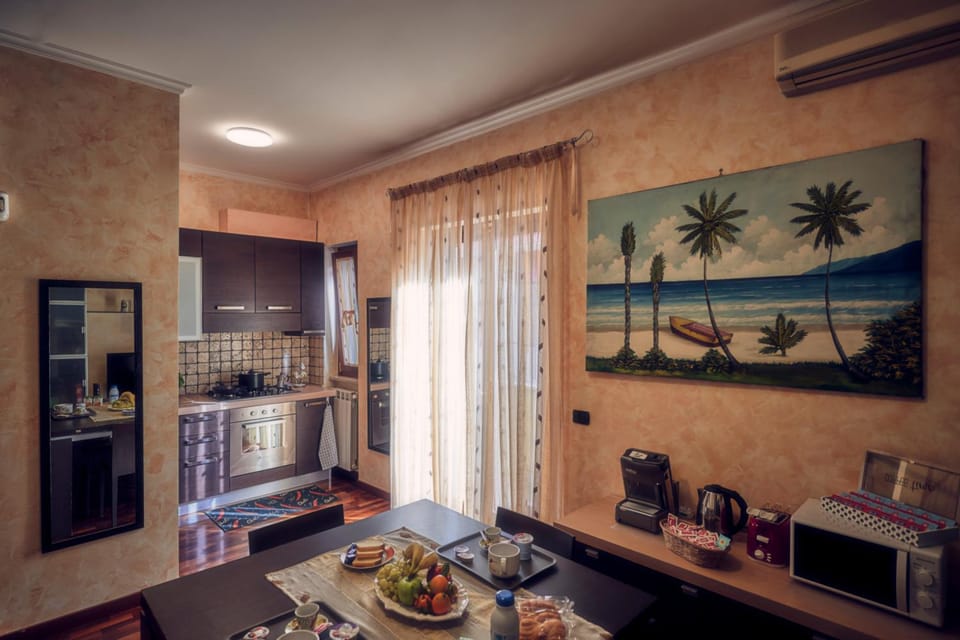 Kitchen or kitchenette, Seating area