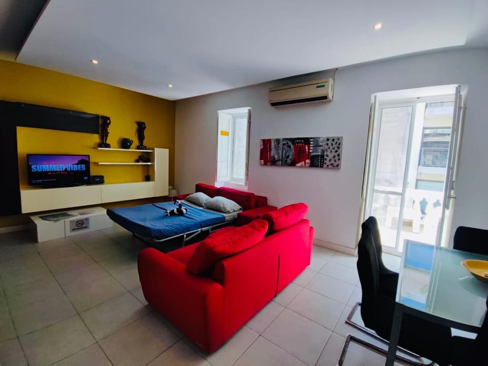 Communal lounge/ TV room, TV and multimedia, Living room, Seating area, air conditioner