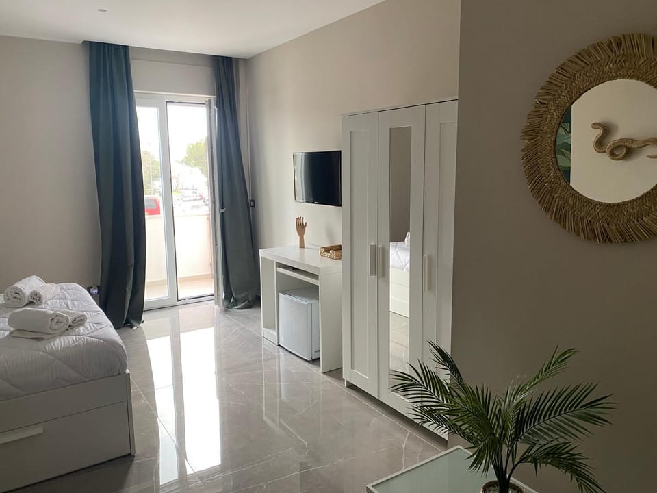 TV and multimedia, Photo of the whole room, Bedroom, wardrobe
