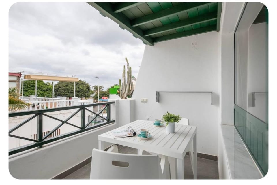 Suite4you 50 meters from the beach and main Avenue AC Wifi Int TV Channels Apartment in Puerto del Carmen