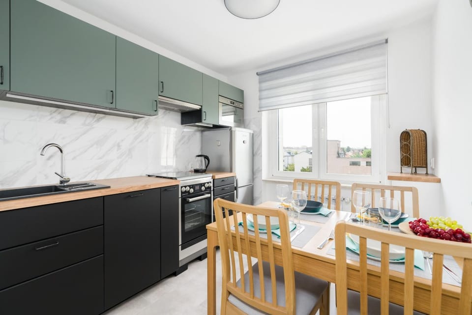 Kitchen or kitchenette, dishwasher, stove