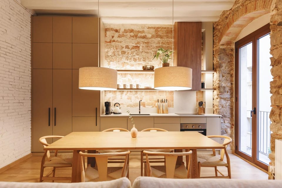 Kitchen or kitchenette, Dining area
