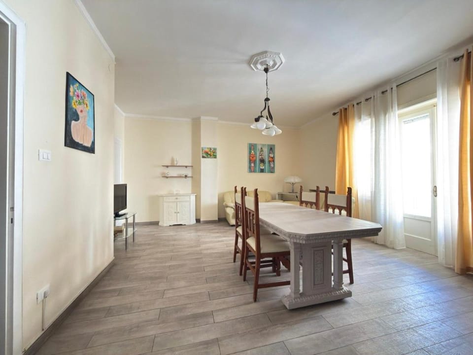 TV and multimedia, Living room, Seating area, Dining area