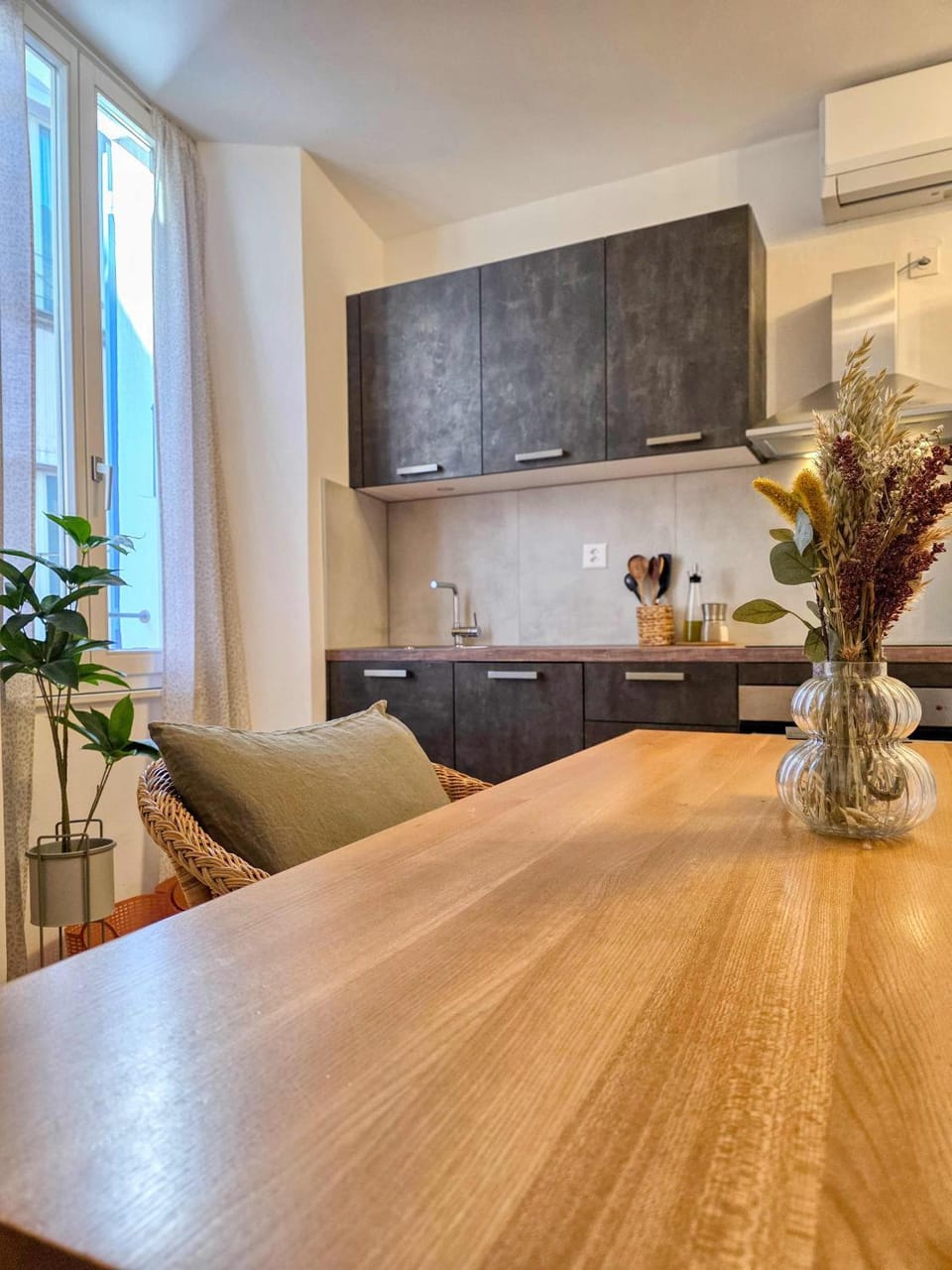 Kitchen or kitchenette, Seating area, Dining area
