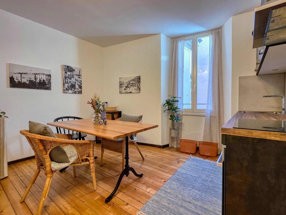 Kitchen or kitchenette, Seating area, Dining area