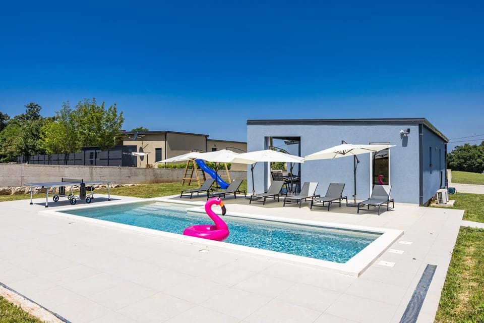 Property building, Patio, Day, Pool view, Swimming pool, sunbed