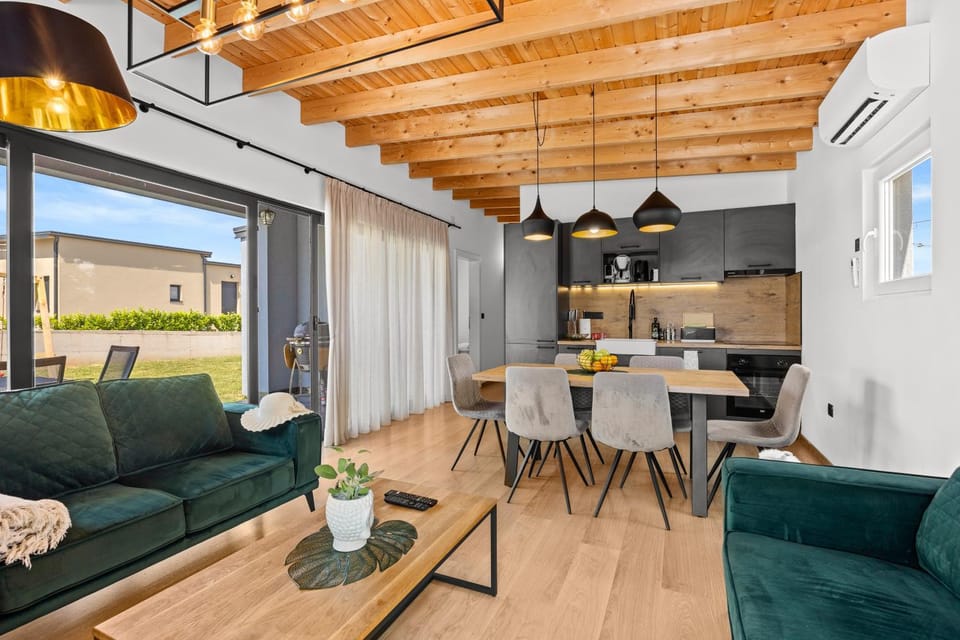Kitchen or kitchenette, Living room, Seating area, Dining area