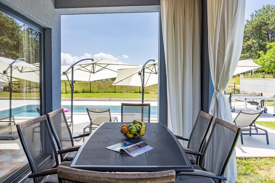 Patio, Day, Natural landscape, Garden, Dining area, Garden view, Pool view, Swimming pool, sunbed