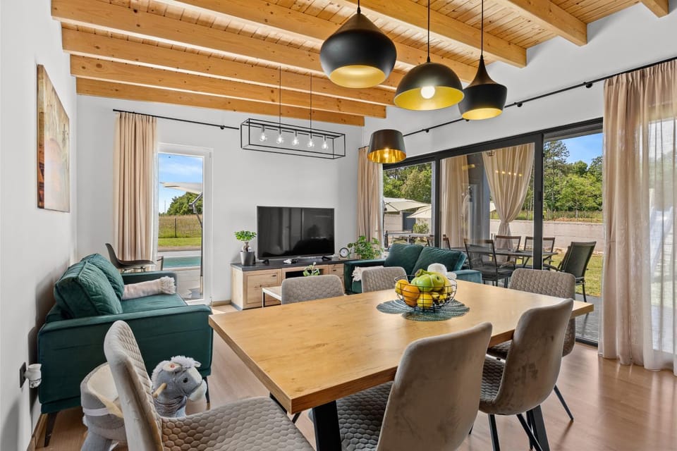 TV and multimedia, Living room, Seating area, Dining area, Evening entertainment
