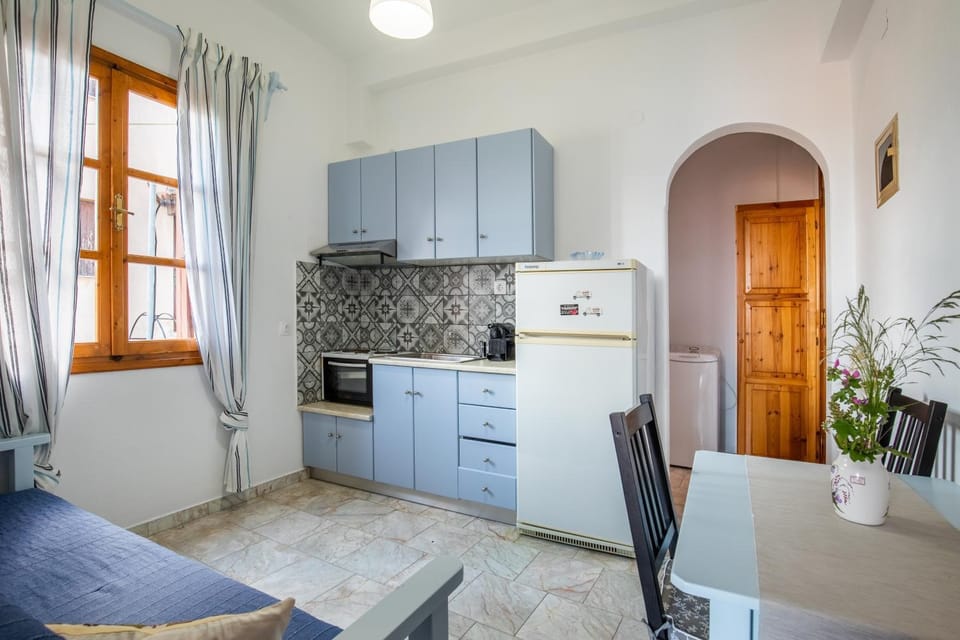Kitchen or kitchenette, Dining area, oven, stove