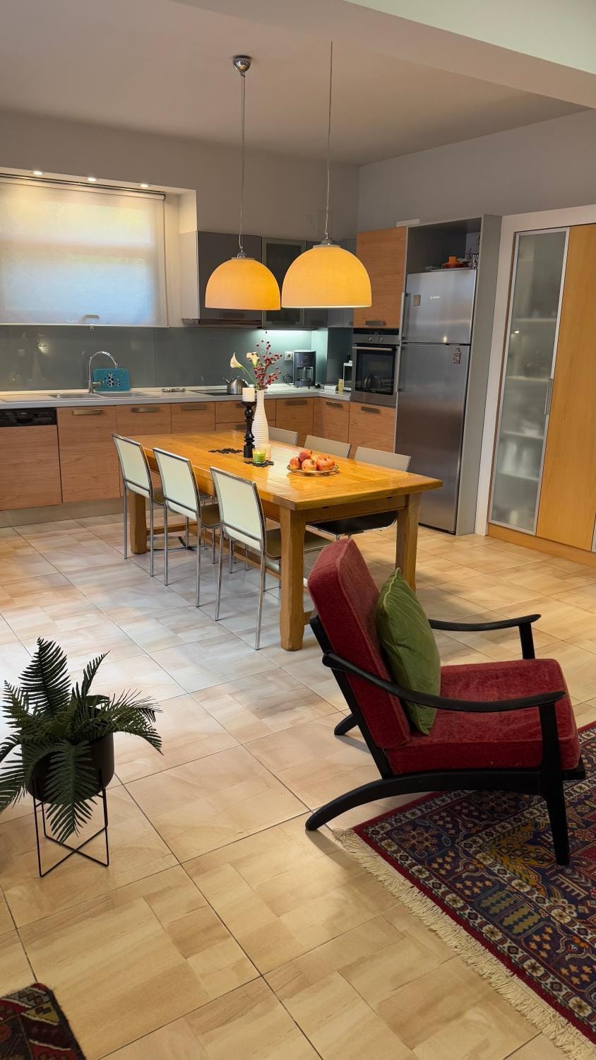 Kitchen or kitchenette, Living room, Seating area, Dining area