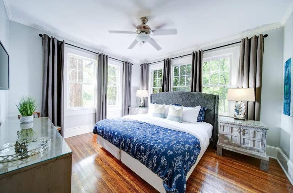 2 BR in Myers Park with comfortable screened porch House in Charlotte