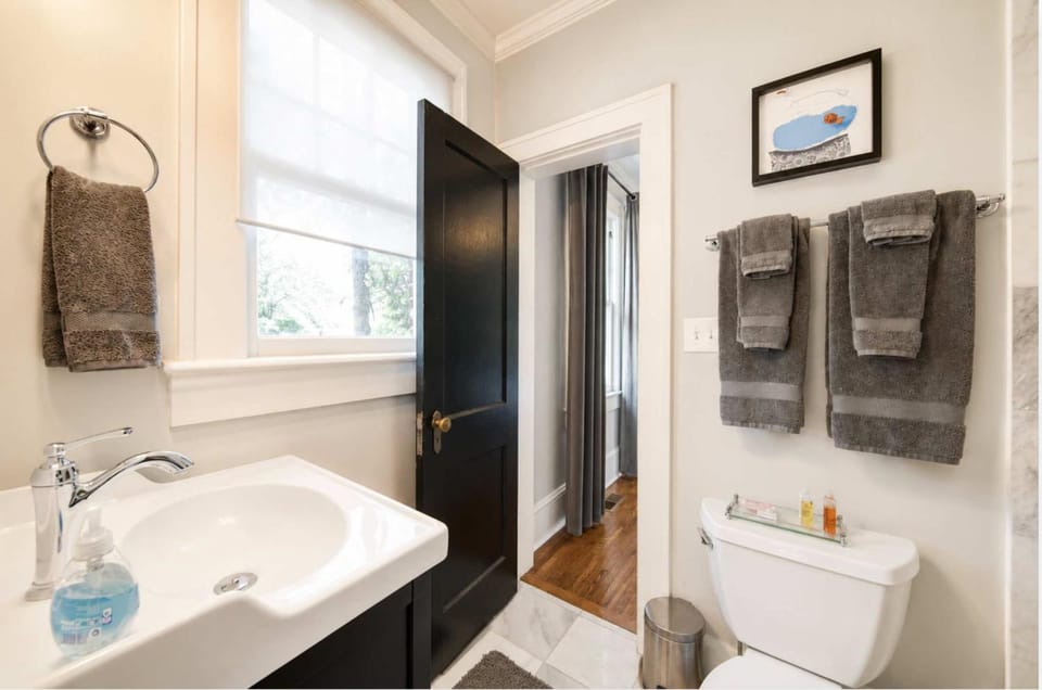 2 BR in Myers Park with comfortable screened porch House in Charlotte
