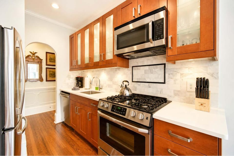 2 BR in Myers Park with comfortable screened porch House in Charlotte