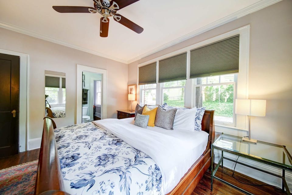 Luxurious Myers Park Living with Screened Porch House in Charlotte