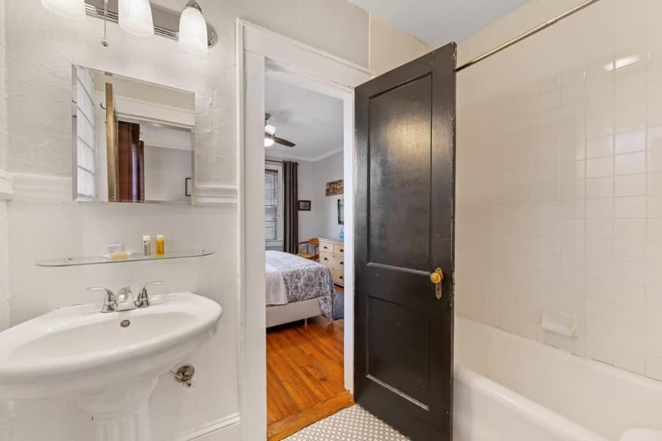 Contemporary 2BR in Myers Park with Screened Porch House in Charlotte