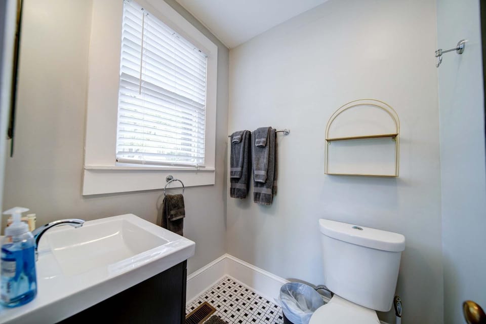Stylish Myers Park 2 br with Screened Porch House in Charlotte