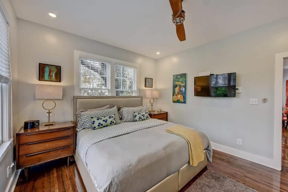 Modern 2BR Condo with Sunroom near Uptown House in Charlotte
