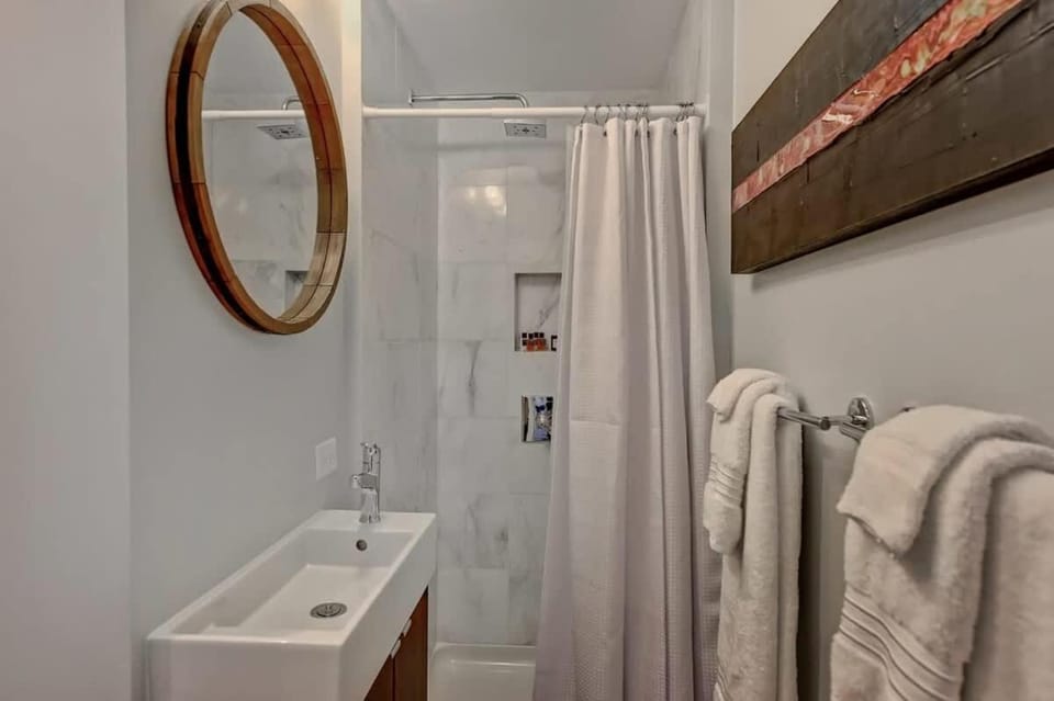Modern 2BR Condo with Sunroom near Uptown House in Charlotte