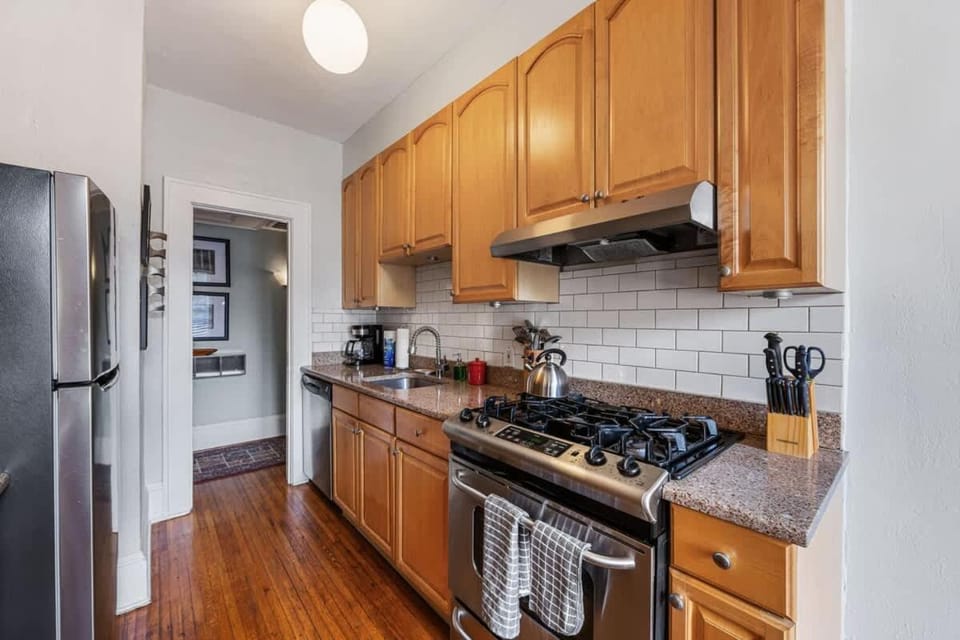 Spacious 2BR in Myers Park with sunroom House in Charlotte