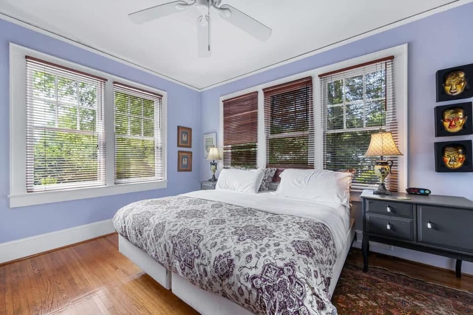 Spacious 2BR in Myers Park with sunroom House in Charlotte