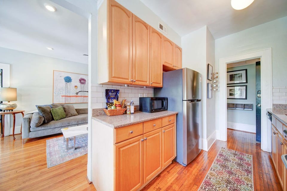 Spacious 2BR in Myers Park with sunroom House in Charlotte
