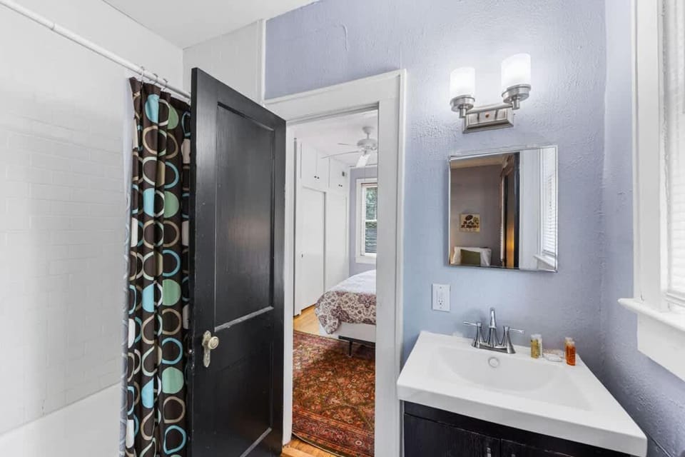 Spacious 2BR in Myers Park with sunroom House in Charlotte