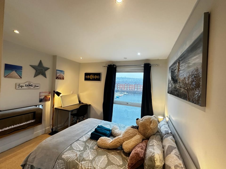 Bed, Natural landscape, Photo of the whole room, Bedroom