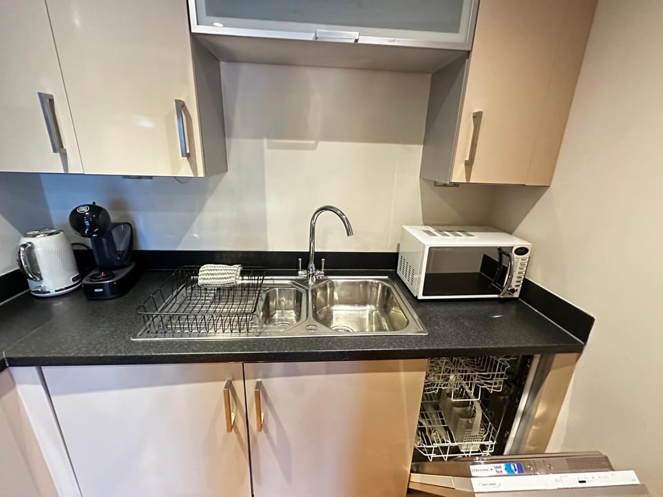 Coffee/tea facilities, Kitchen or kitchenette, dishwasher, stove, toaster