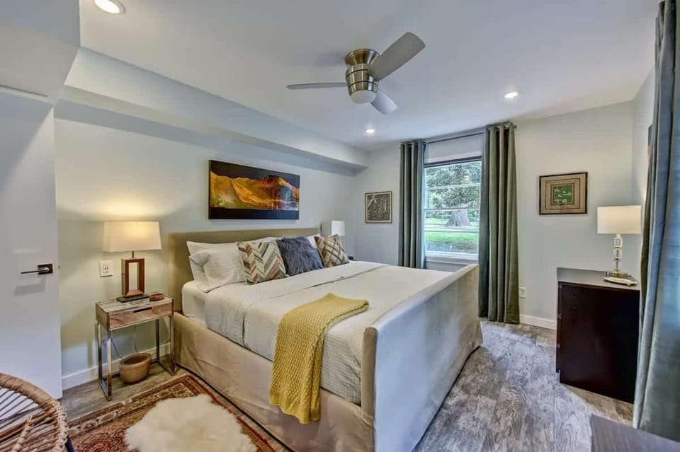 Spacious condo with easy access to Uptown House in Charlotte