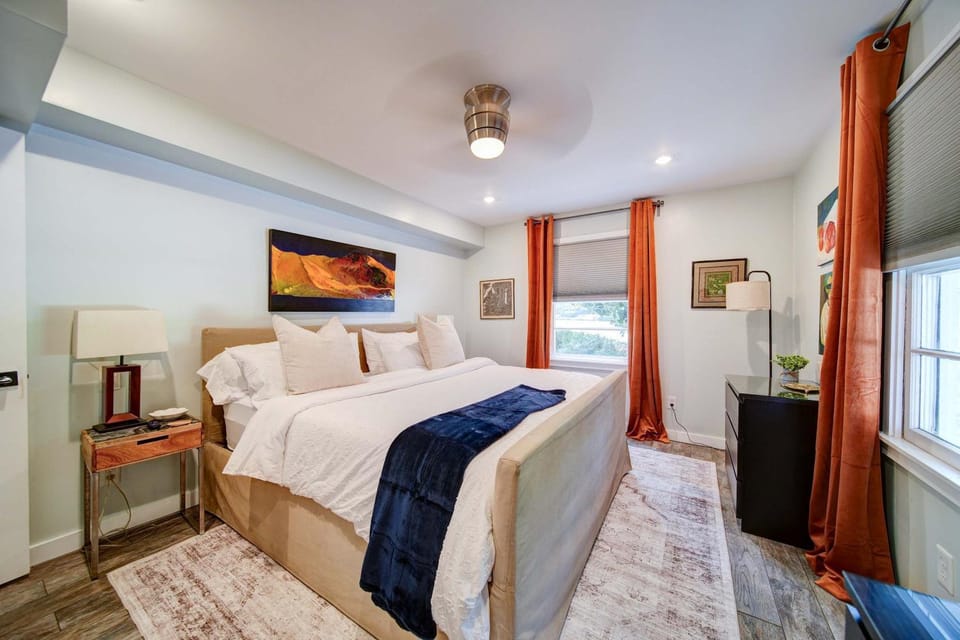 Spacious condo with easy access to Uptown House in Charlotte