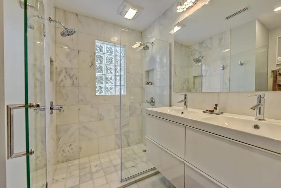 Spacious condo with easy access to Uptown House in Charlotte