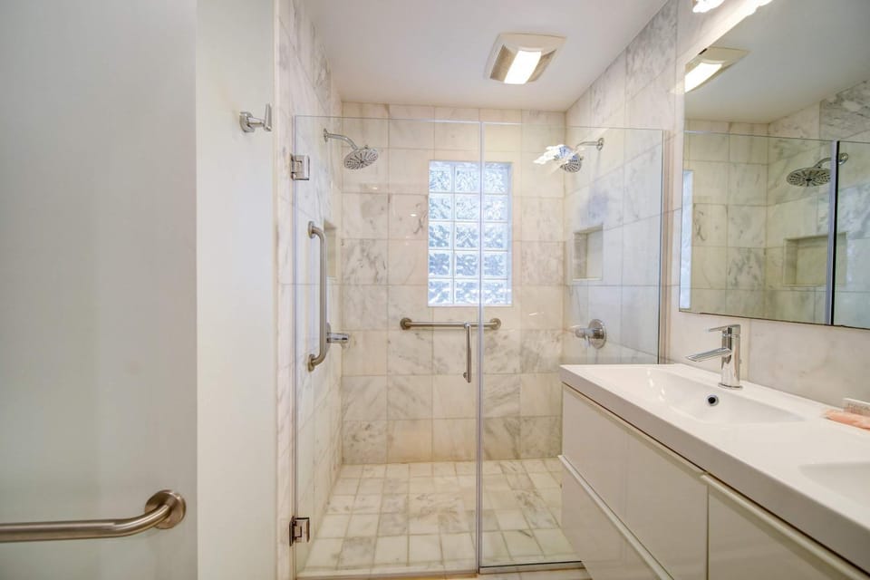 Spacious condo with easy access to Uptown House in Charlotte